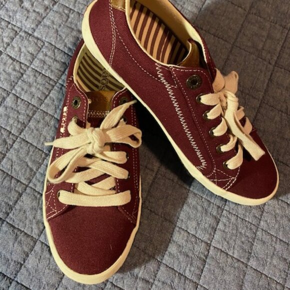 Taos Canvas Starburst Sneaker Burgandy Maroon EUC Size 8 - Picture 1 of 4